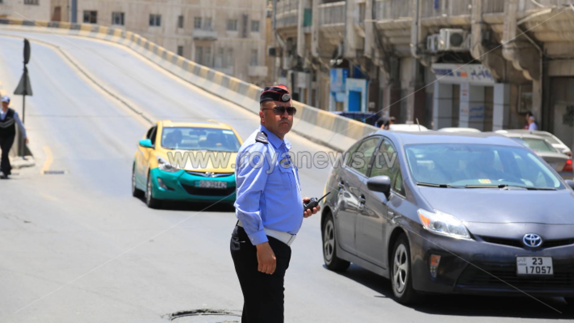 رجل سير في أحد شوارع العاصمة عمان