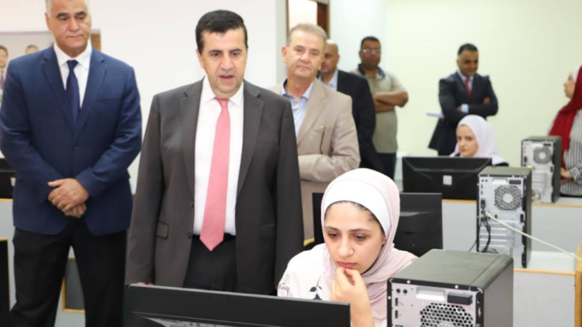 رئيس الجامعة العجلوني خلال الجولة