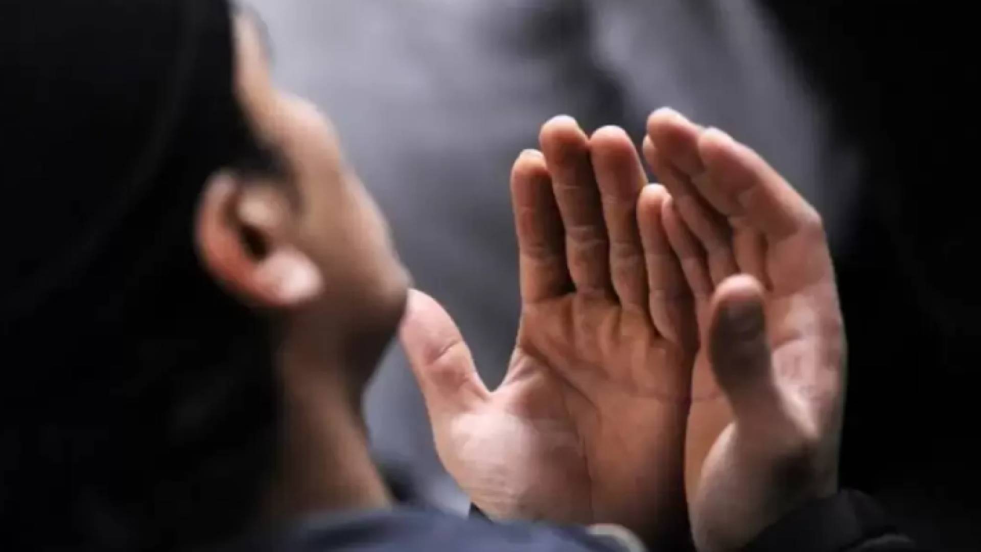 شخص يتضرع إلى الله