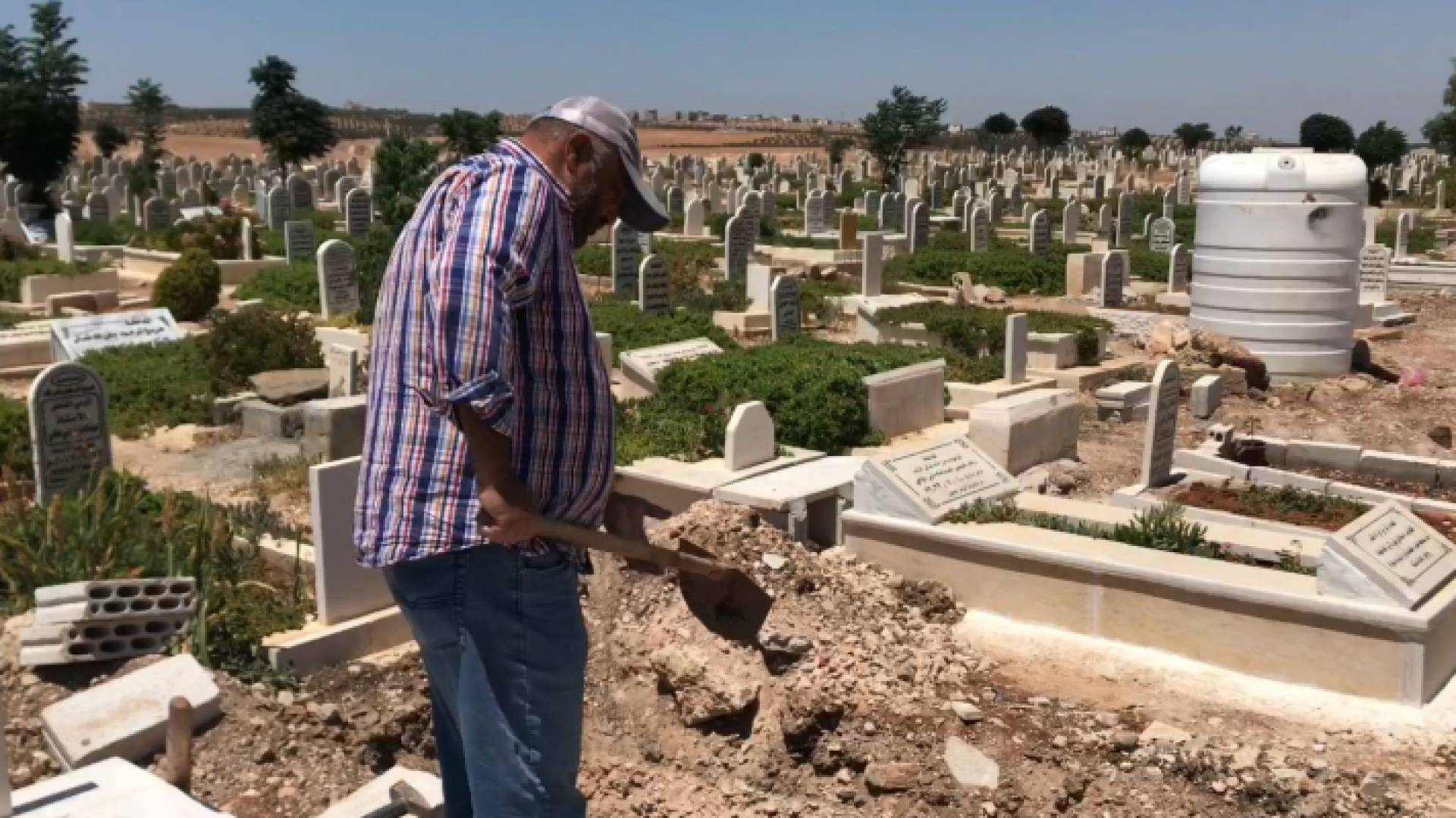 عدلي كريزم يعمل بمهنة حفر القبور