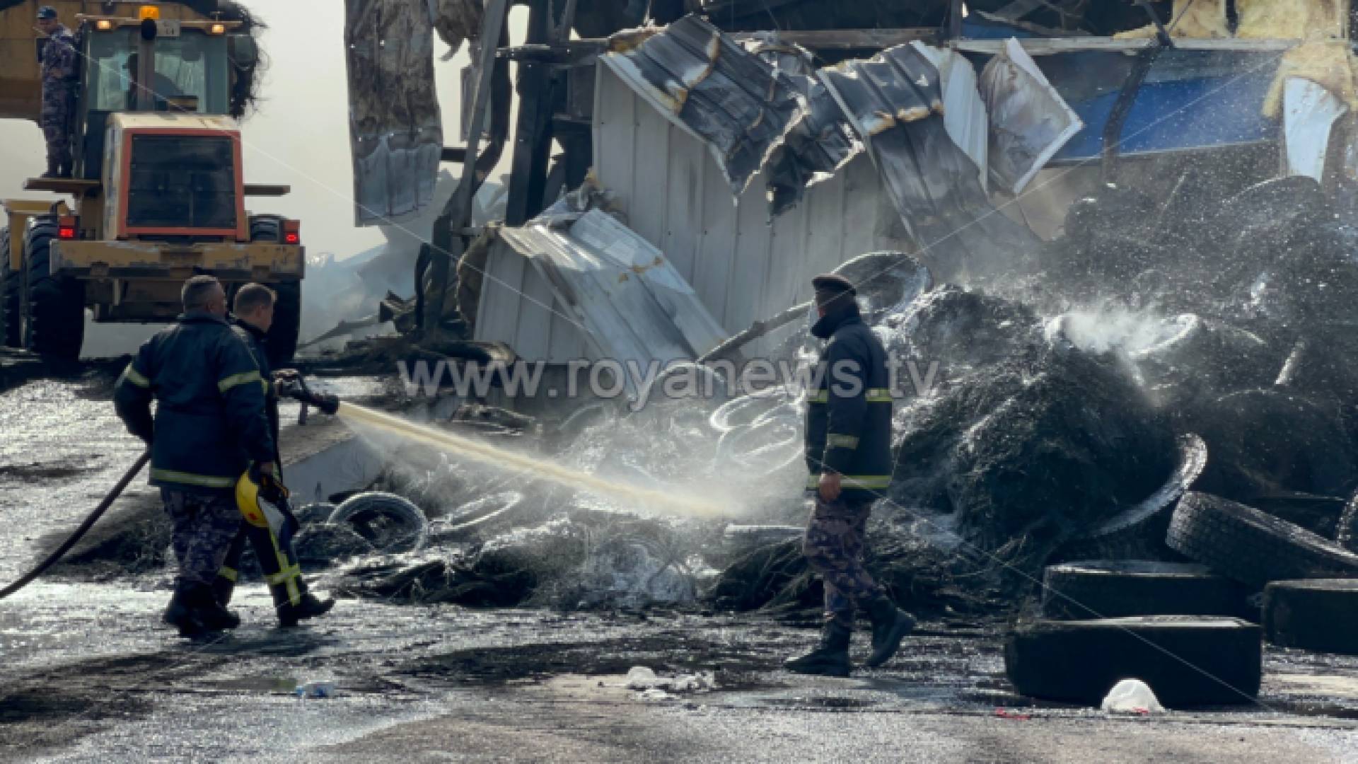 آثار الحريق بمستودع بضائع في العقبة