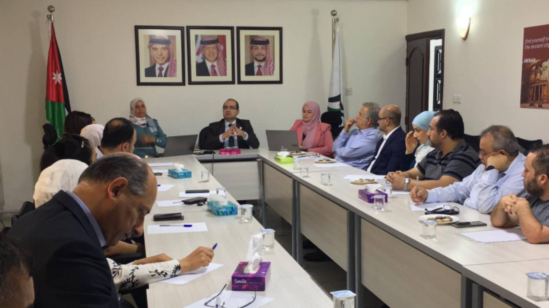 رئيس المركز الوطني لمكافحة الأوبئة والأمراض السارية بالوكالة الدكتور محمد اليحيى أثناء الاجتماع