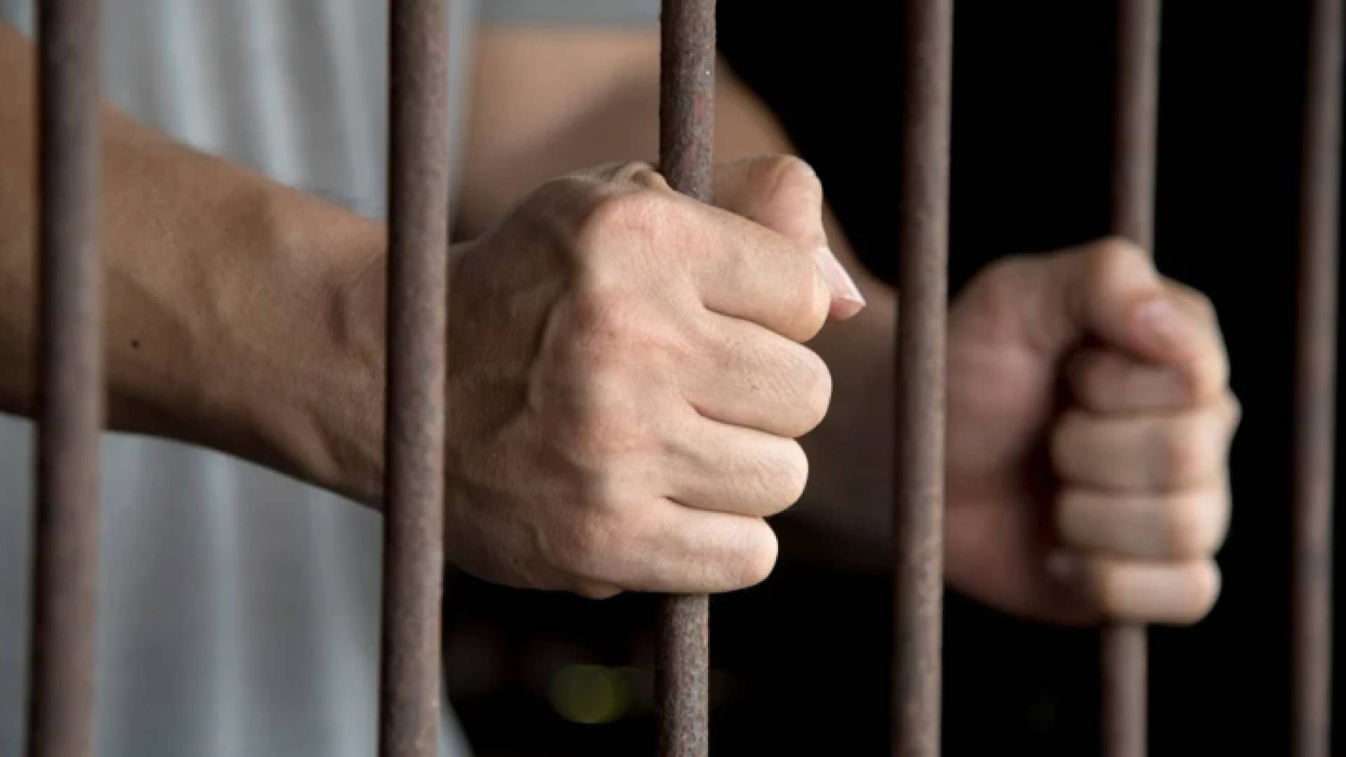 شخص في أحد السجون