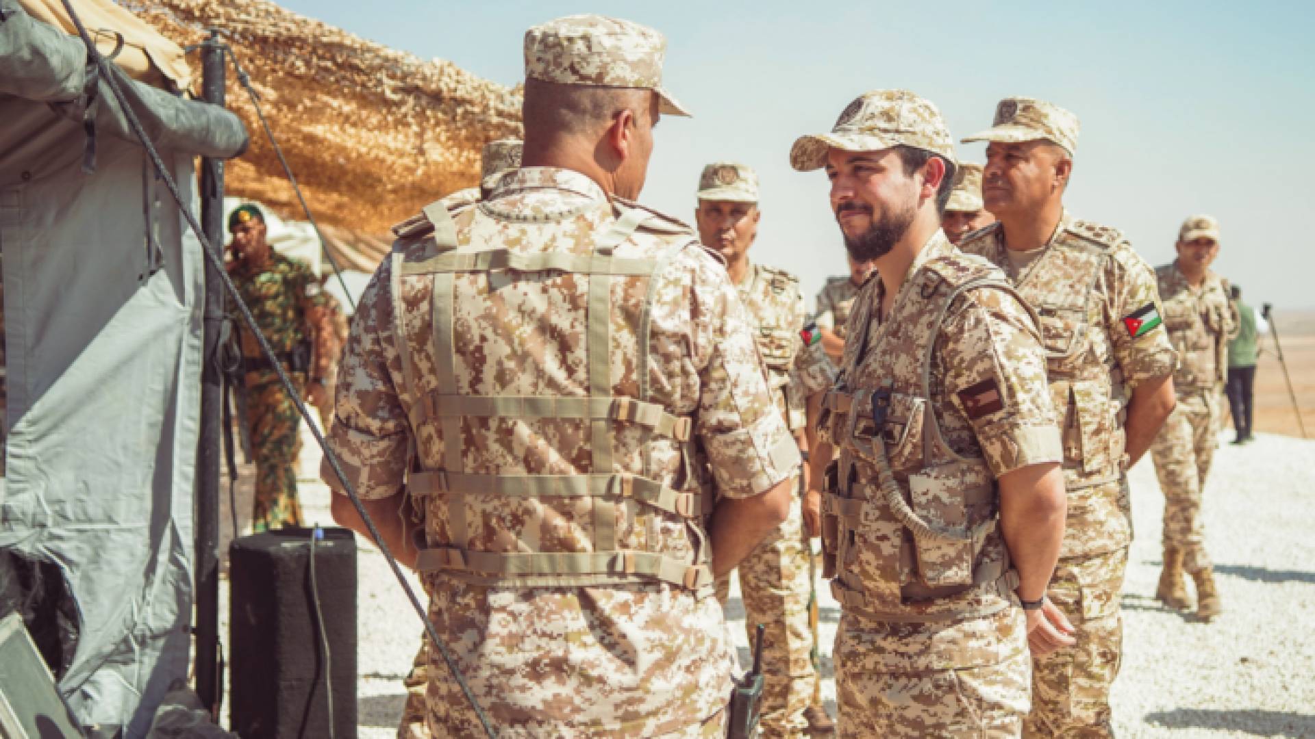 ولي العهد خلال متابعة تمرين عسكري