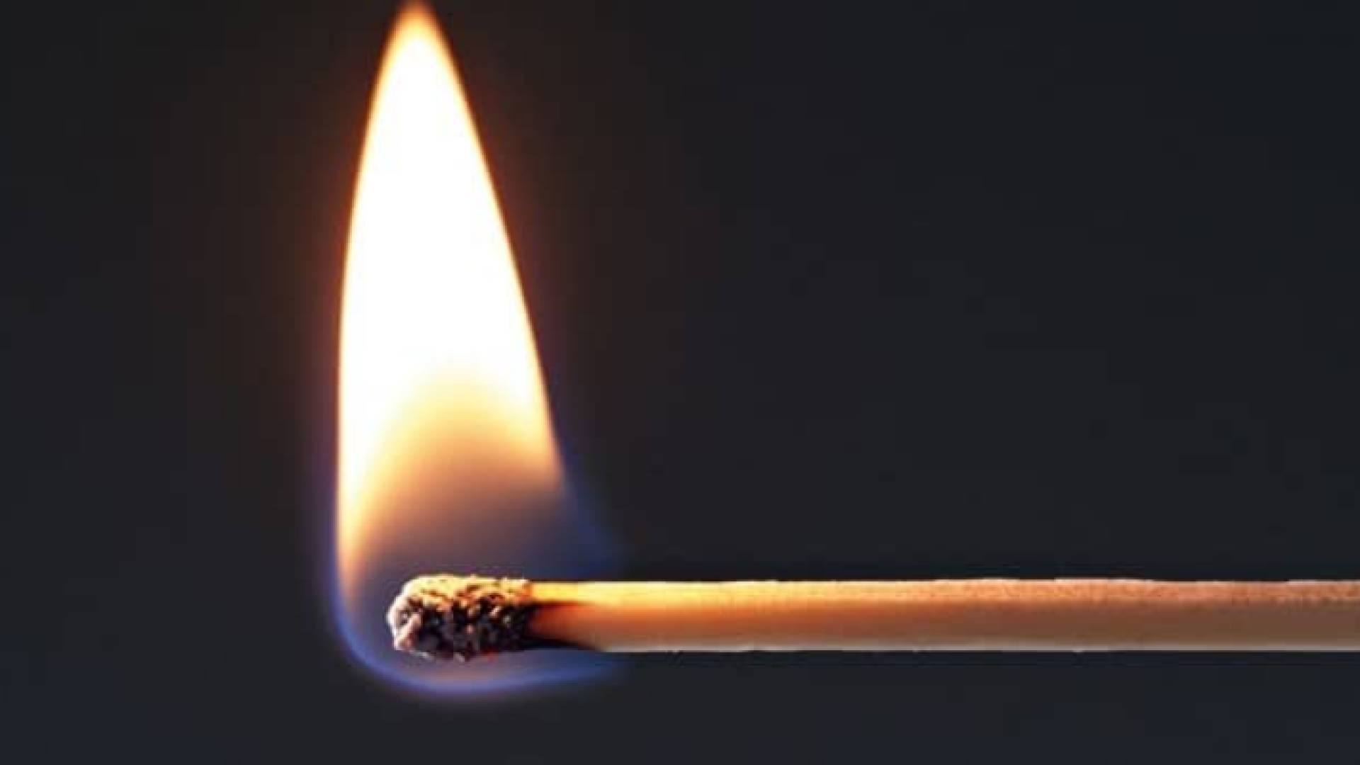 شخص يشعل عود كبريت