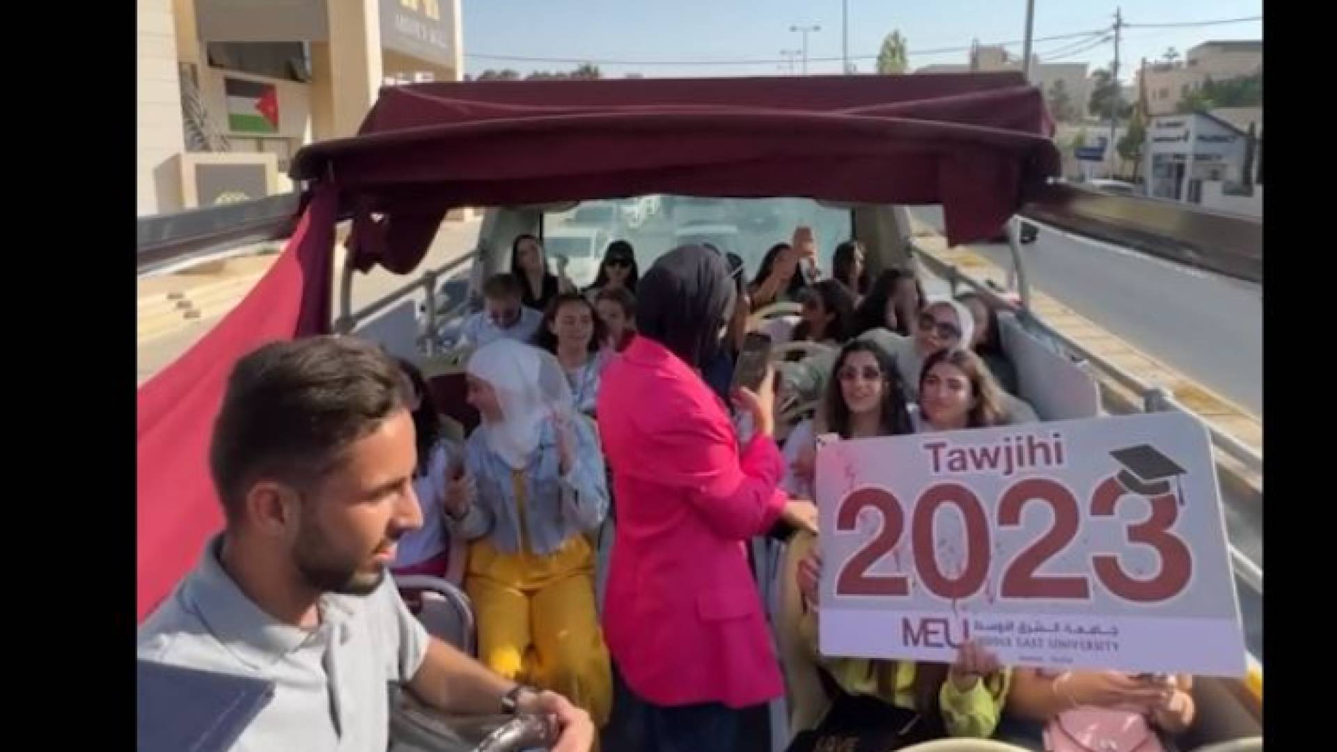 طلبة ناجحون في جولة بالحافلة المكشوفة