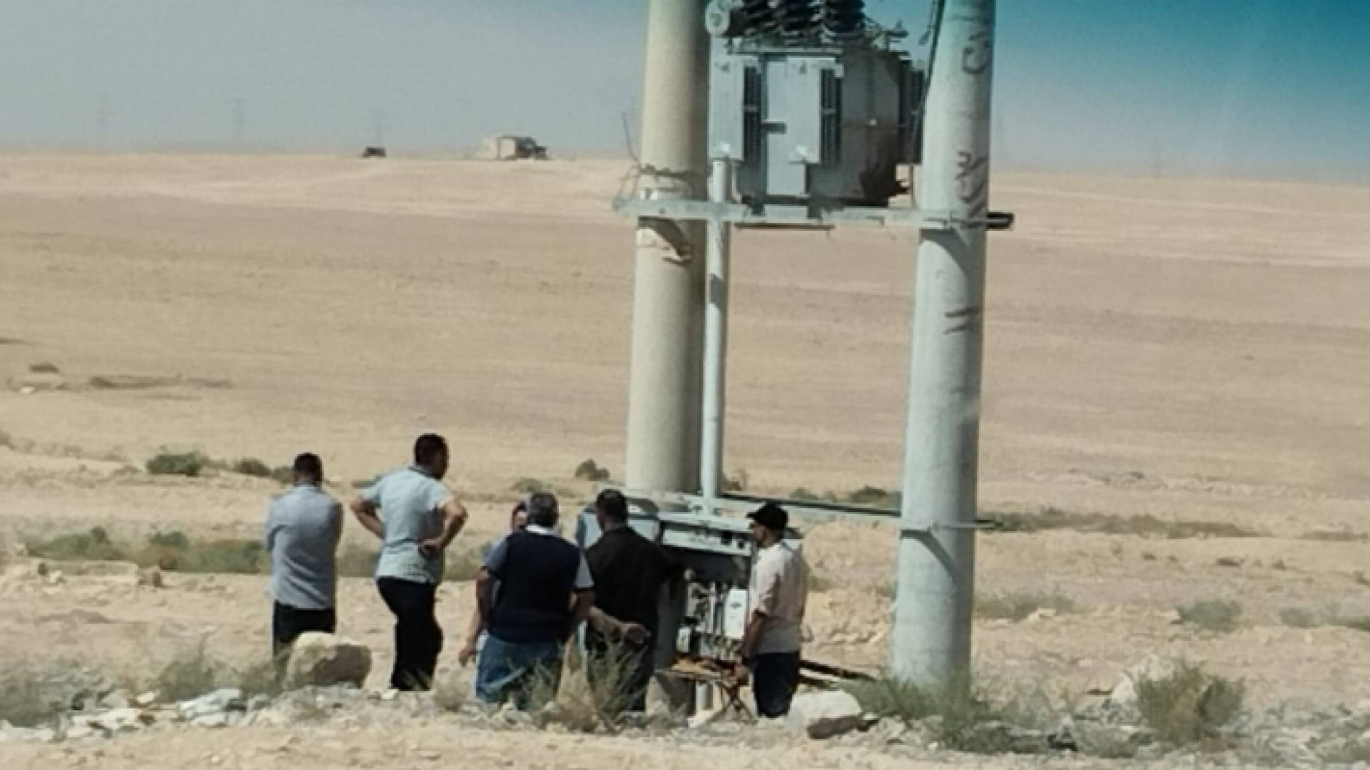 كوادر الأشغال العامة خلال إزالة اعتداءات على خطوط كهرباء