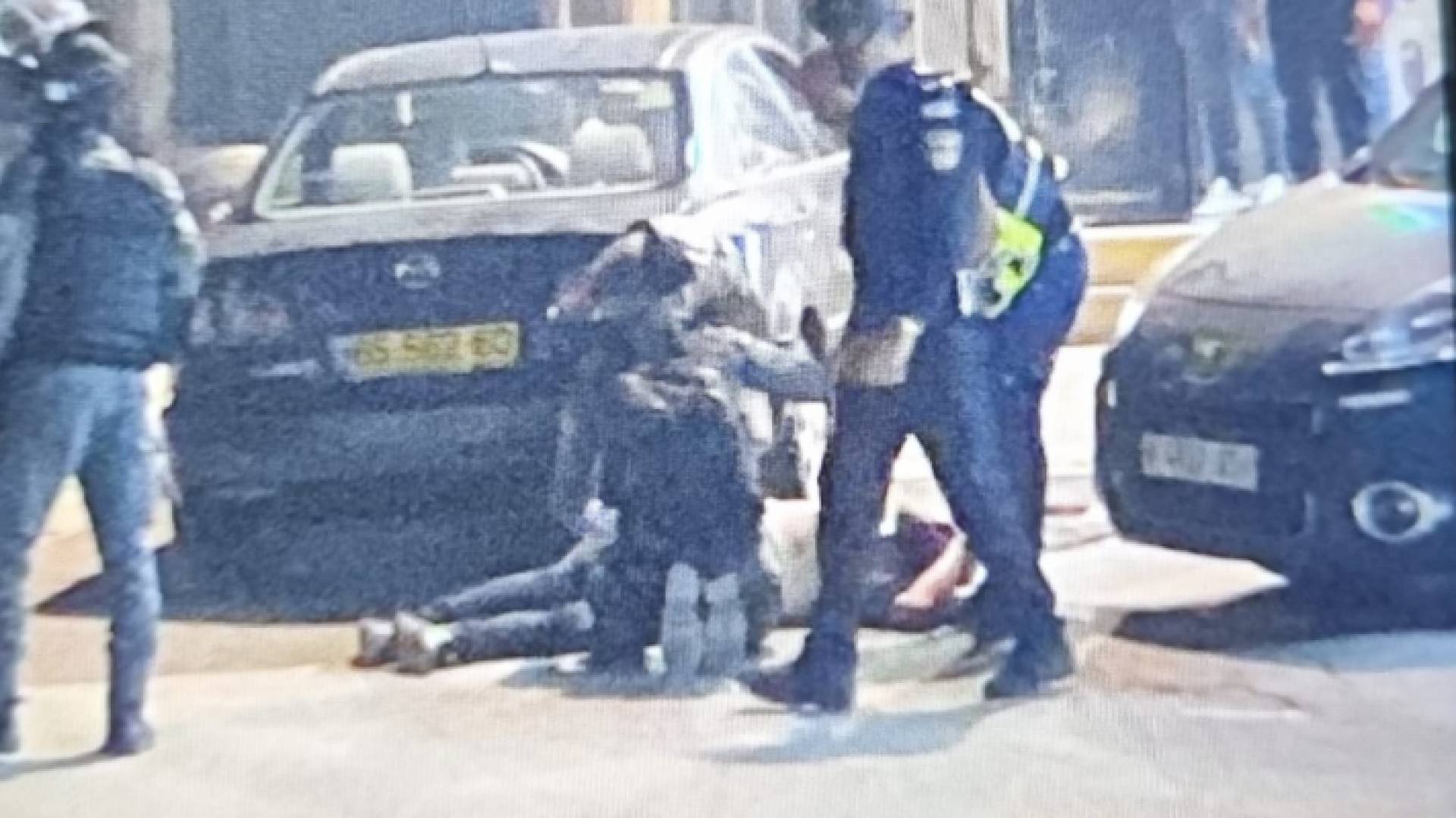 الصورة لحظة إصابة الشاب الفلسطيني برصاص الاحتلال