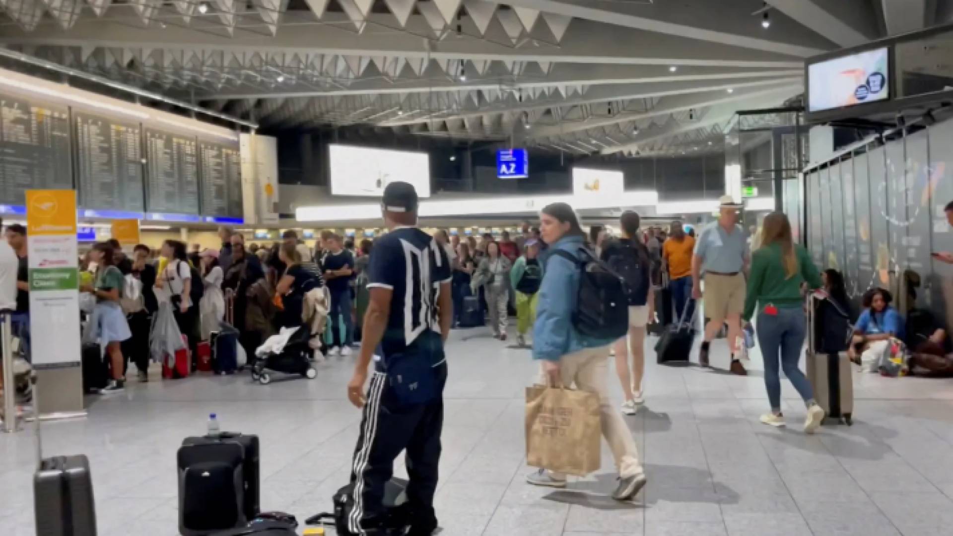 عالقون في مطار فرانكفورت