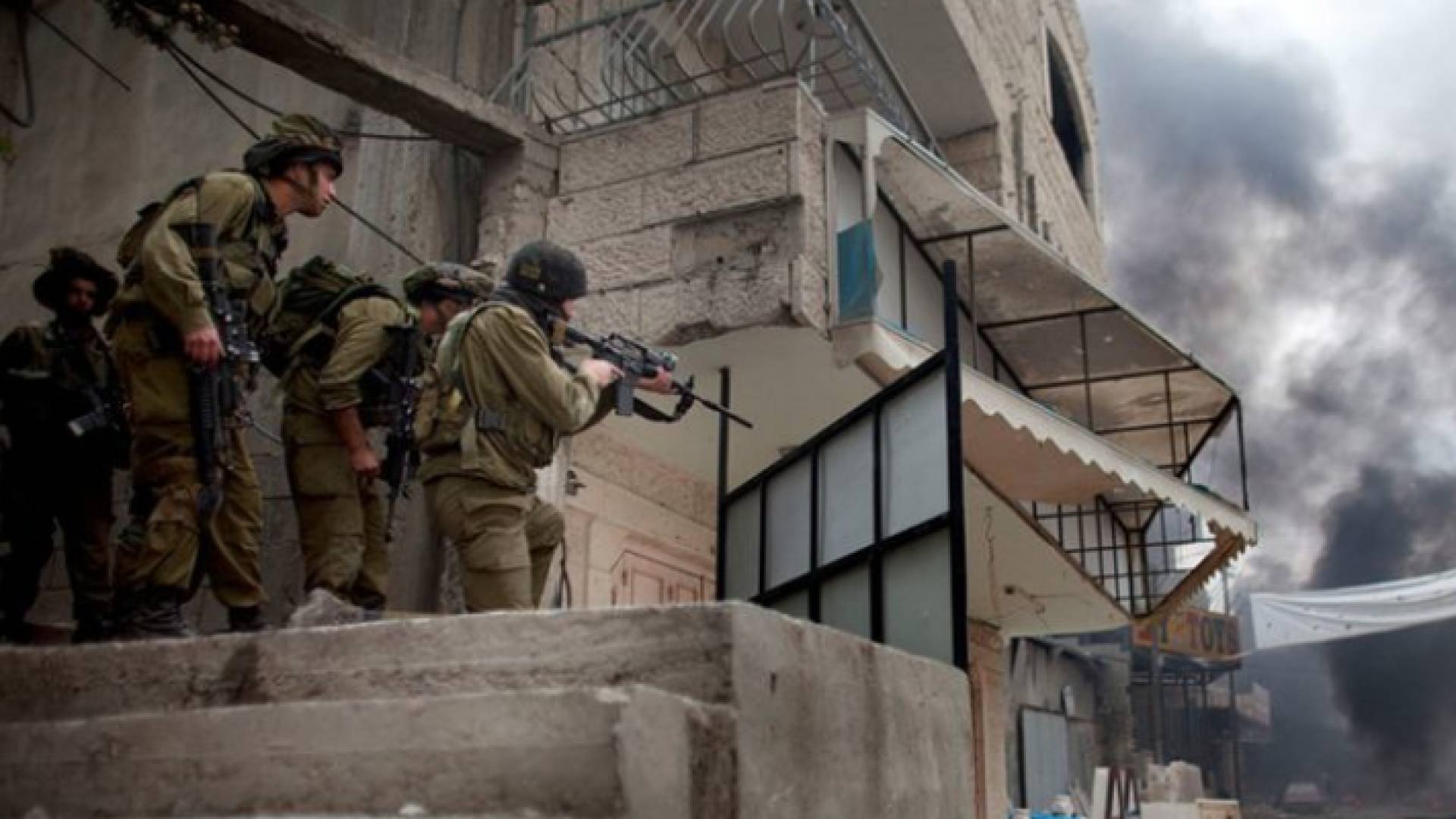 صورة أرشيفية لعناصر قوات الاحتلال الإسرائيلي أثناء مداهمتها أحد المنازل الفلسطينية