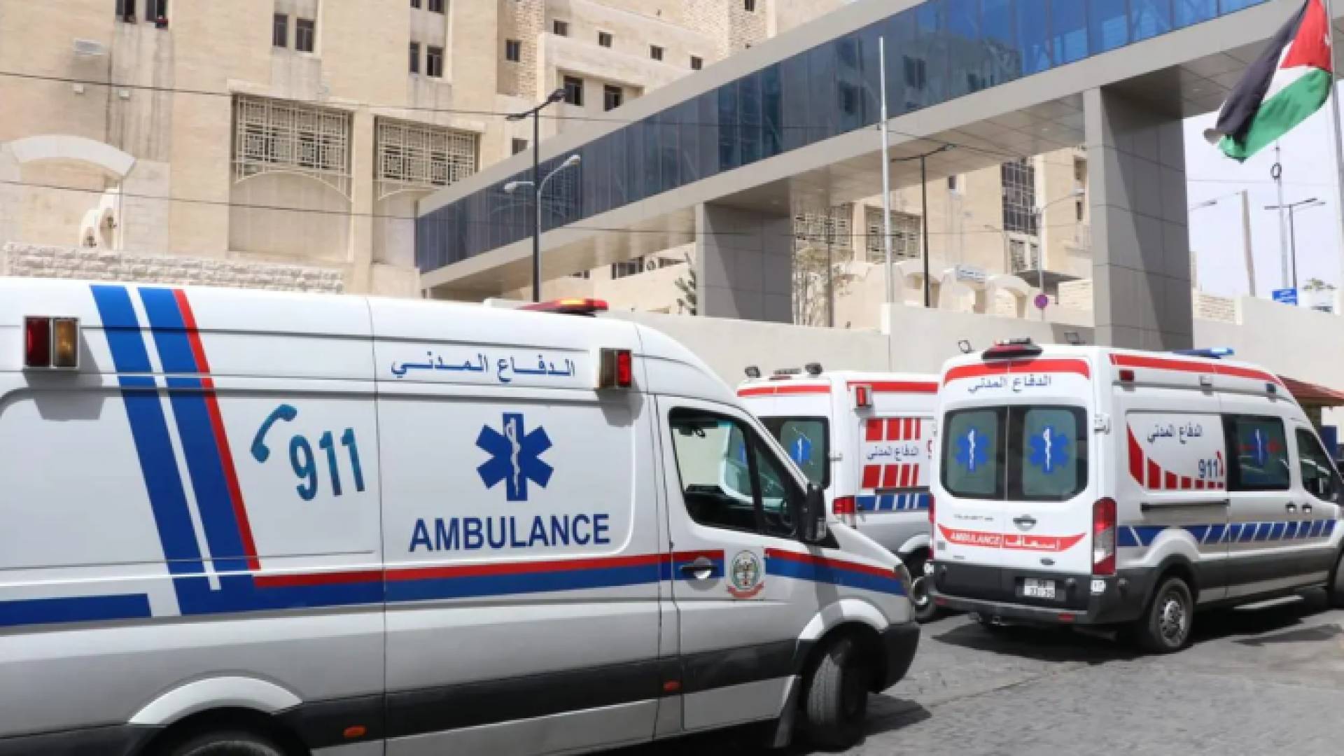 سيارات إسعاف تابعة للدفاع المدني