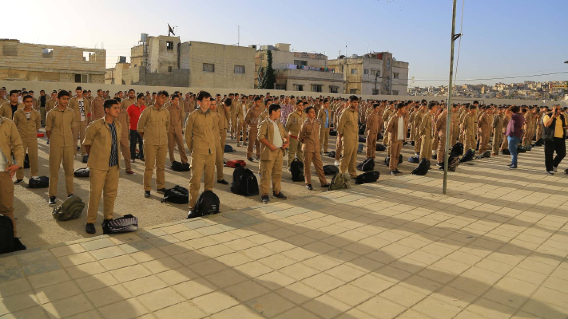 صورة أرشيفية لطلاب مدرسة حكومية أثناء اصطفافهم في الطابور الصباحي