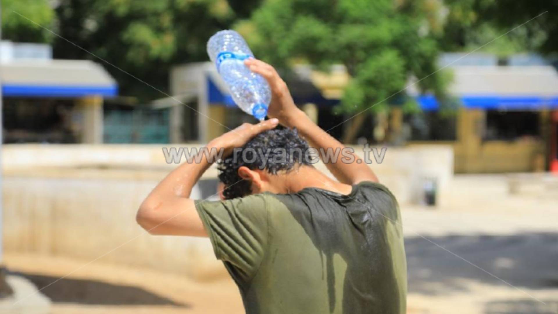 شخص يسكب الماء على رأسه