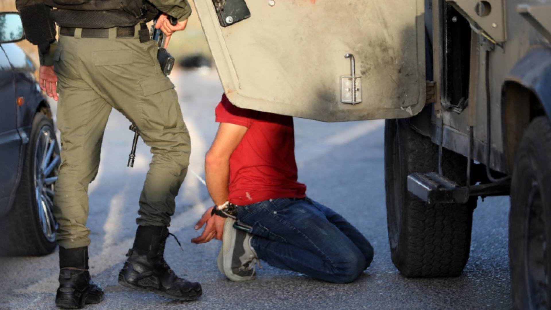 اعتقال فلسطيني من قبل جيش الاحتلال