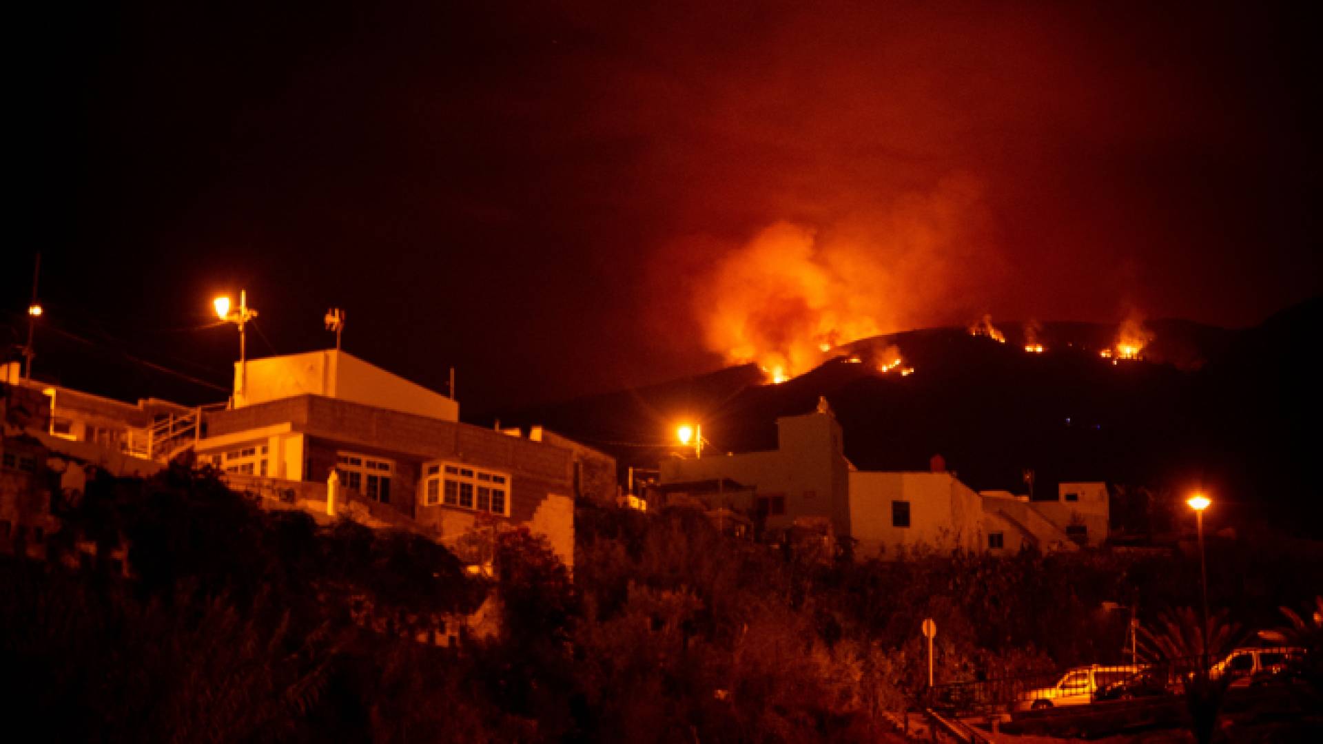 حريق يلتهم ممتلكات في جزر الكناري
