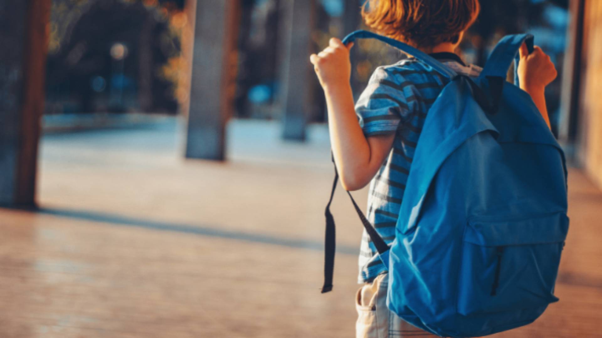 طالب يحمل حقيبة مدرسية