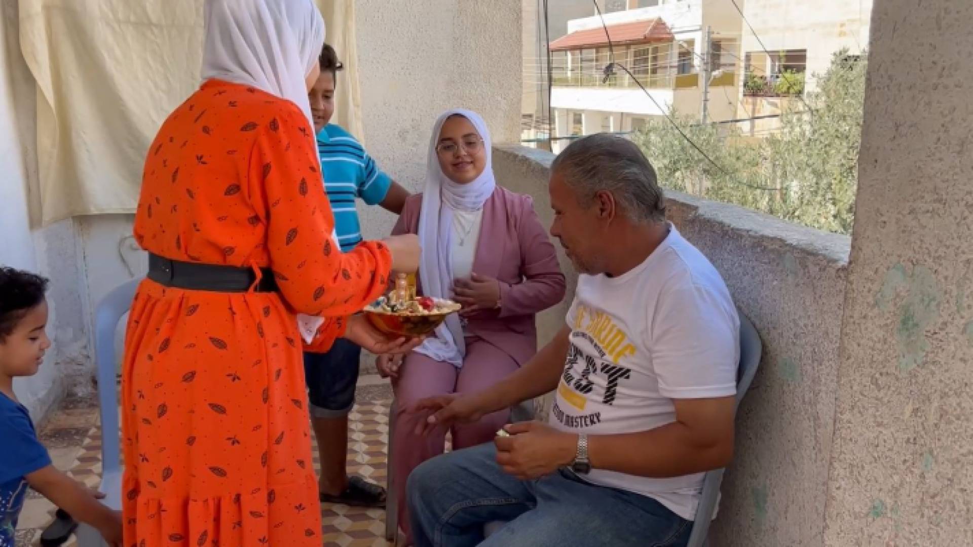 عائلة الطالبة منة الله تشاركها الفرحة