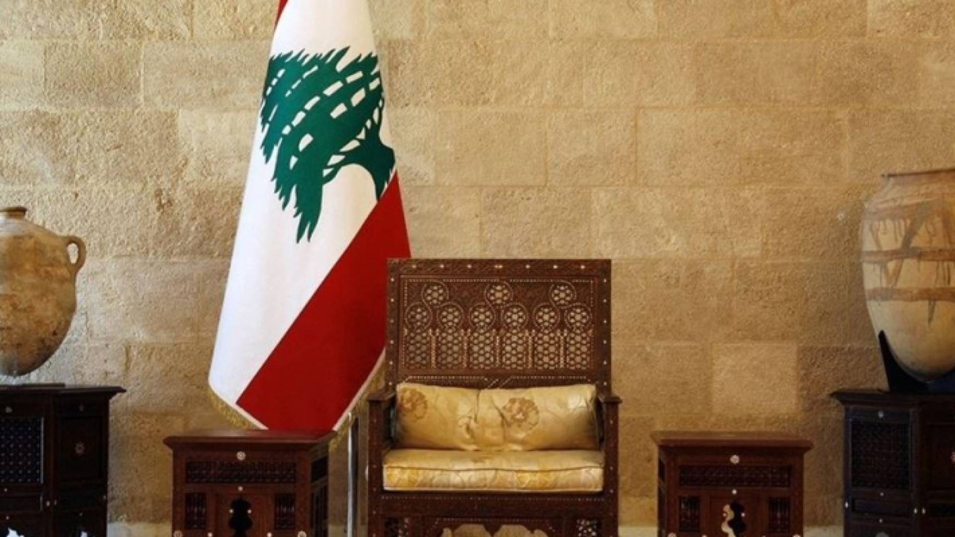 علم لبنان وكرسي الرئاسة