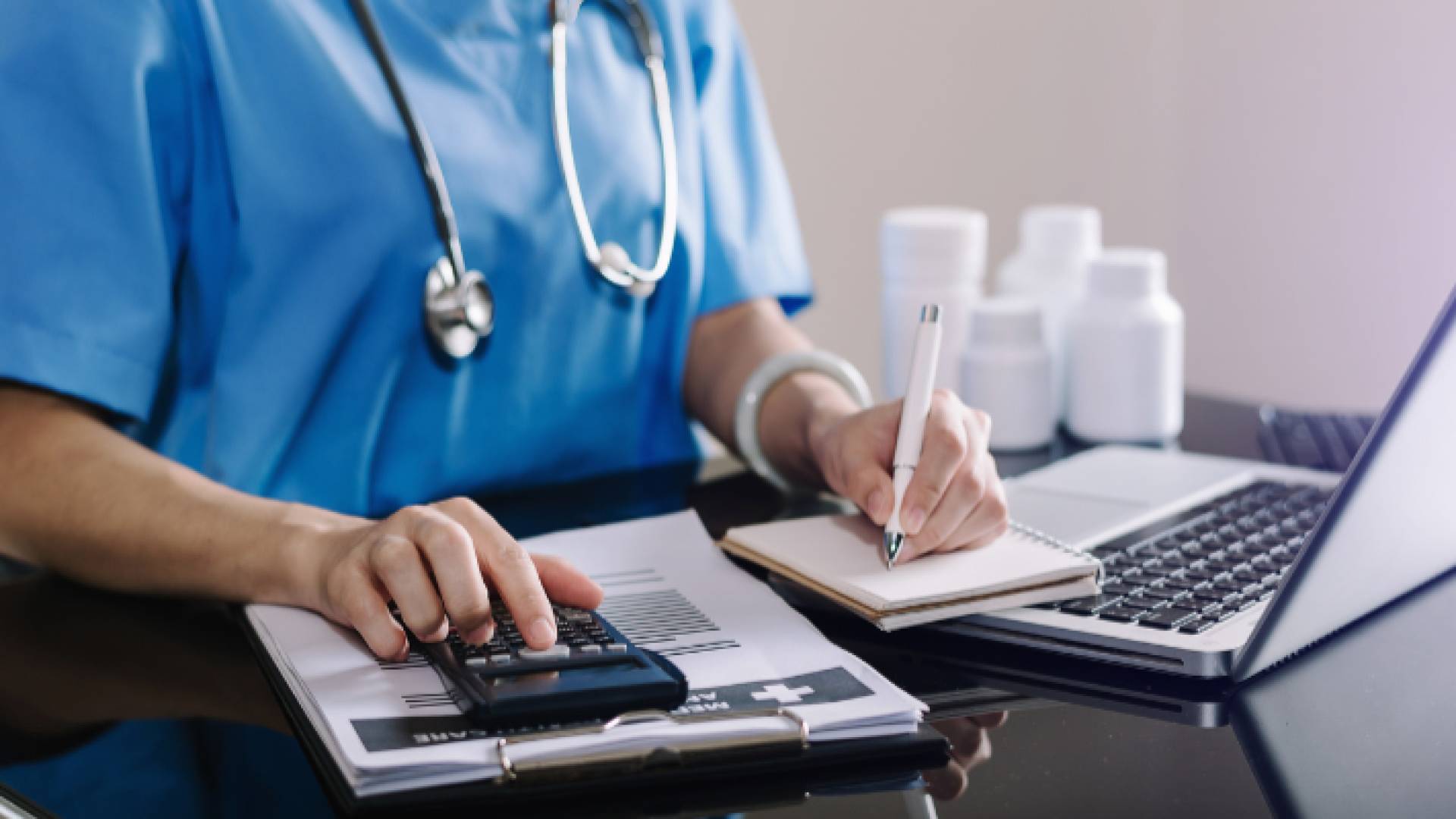 صورة أرشيفية لطبيب