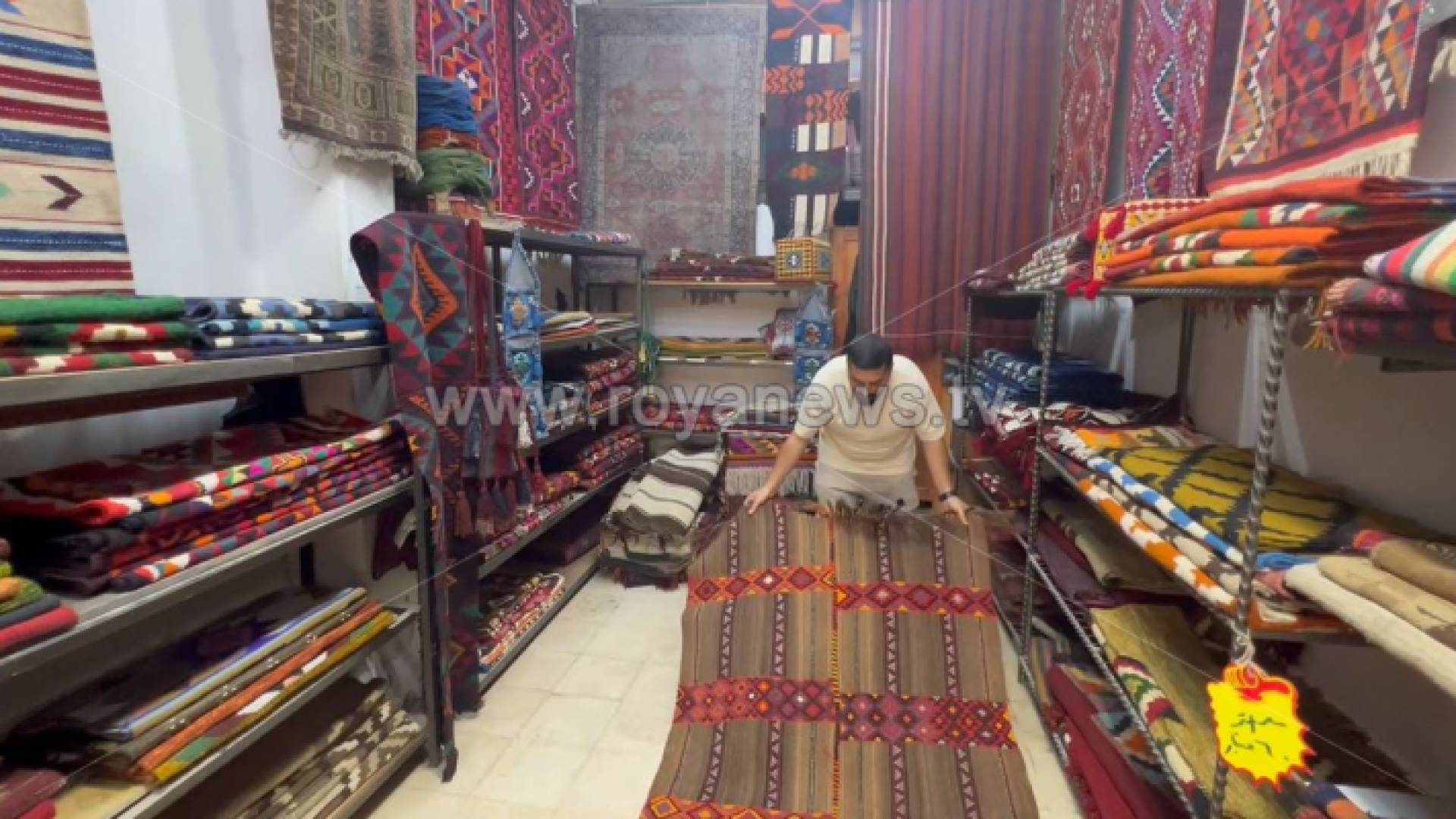 عامل بمحل تجاري في شارع مأدبا السياحي