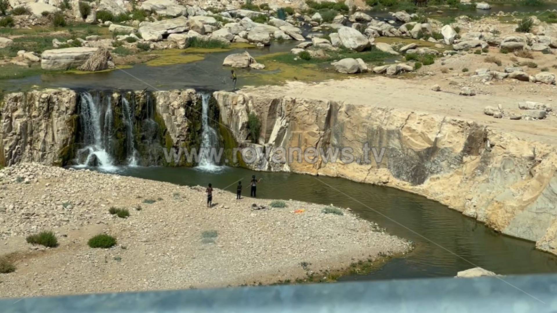 أطفال يسبحون في مجرى وادي الوالة