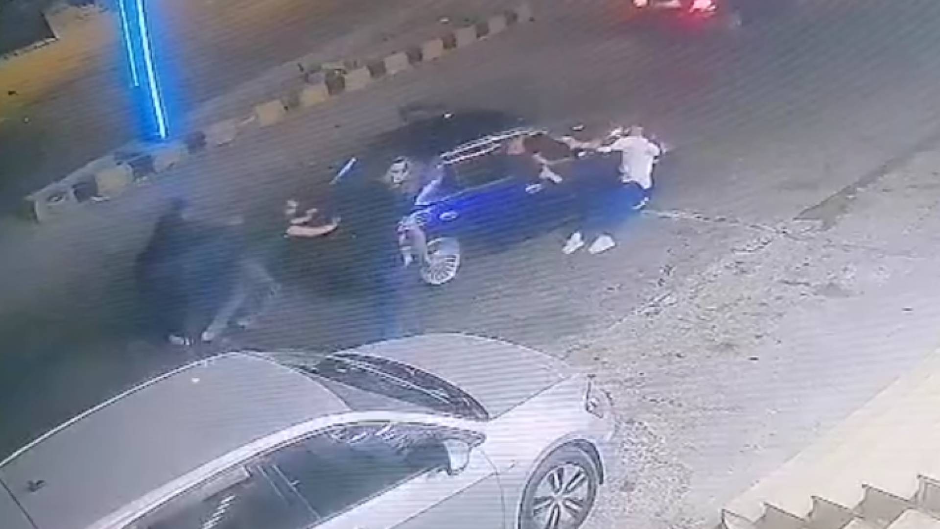 شبان يقومون بإيقاف مركبة منحدرة