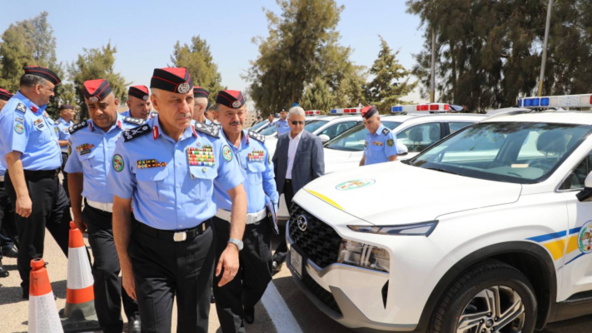 مدير الأمن العام اللواء عبيد الله المعايطة أثناء تفقده الدوريات الخارجية