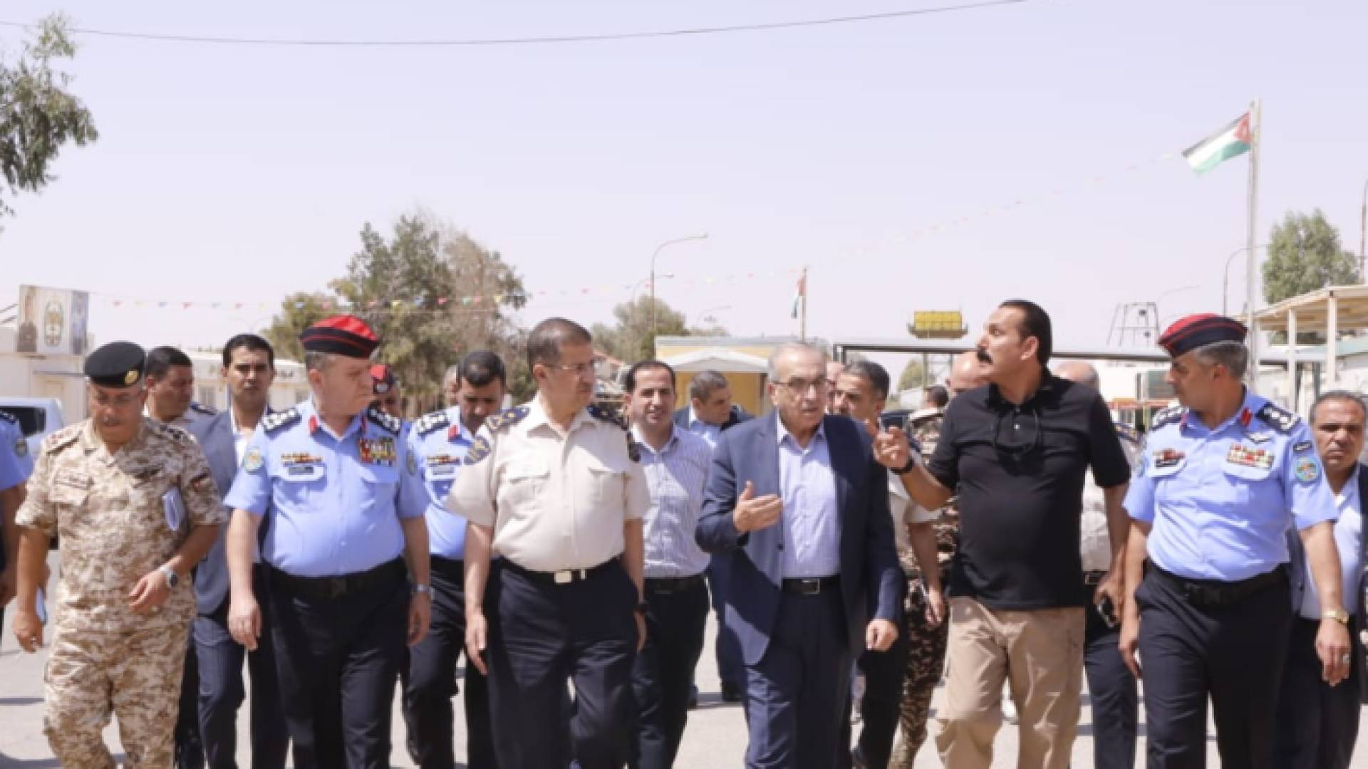 وزير الأشغال العامة والإسكان ووزير النقل المهندس ماهر أبو السمن في تفقده مركز حدود الكرامة