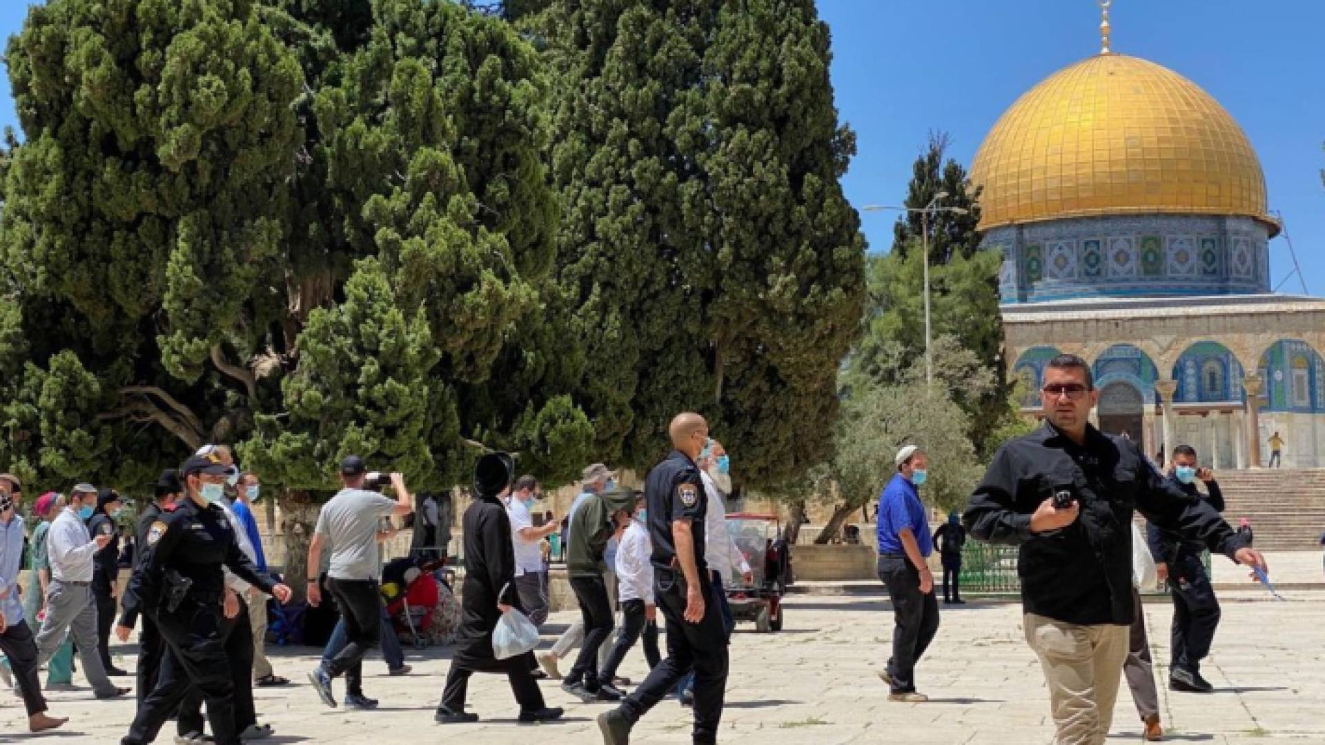 صورة لمستوطنين يقتحمون المسجد الأقصى المبارك
