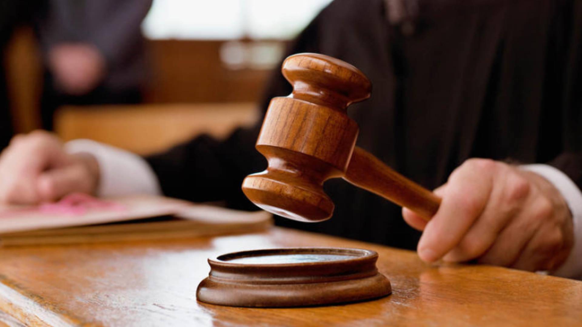 مطرقة قاض وسندان - تعبيرية