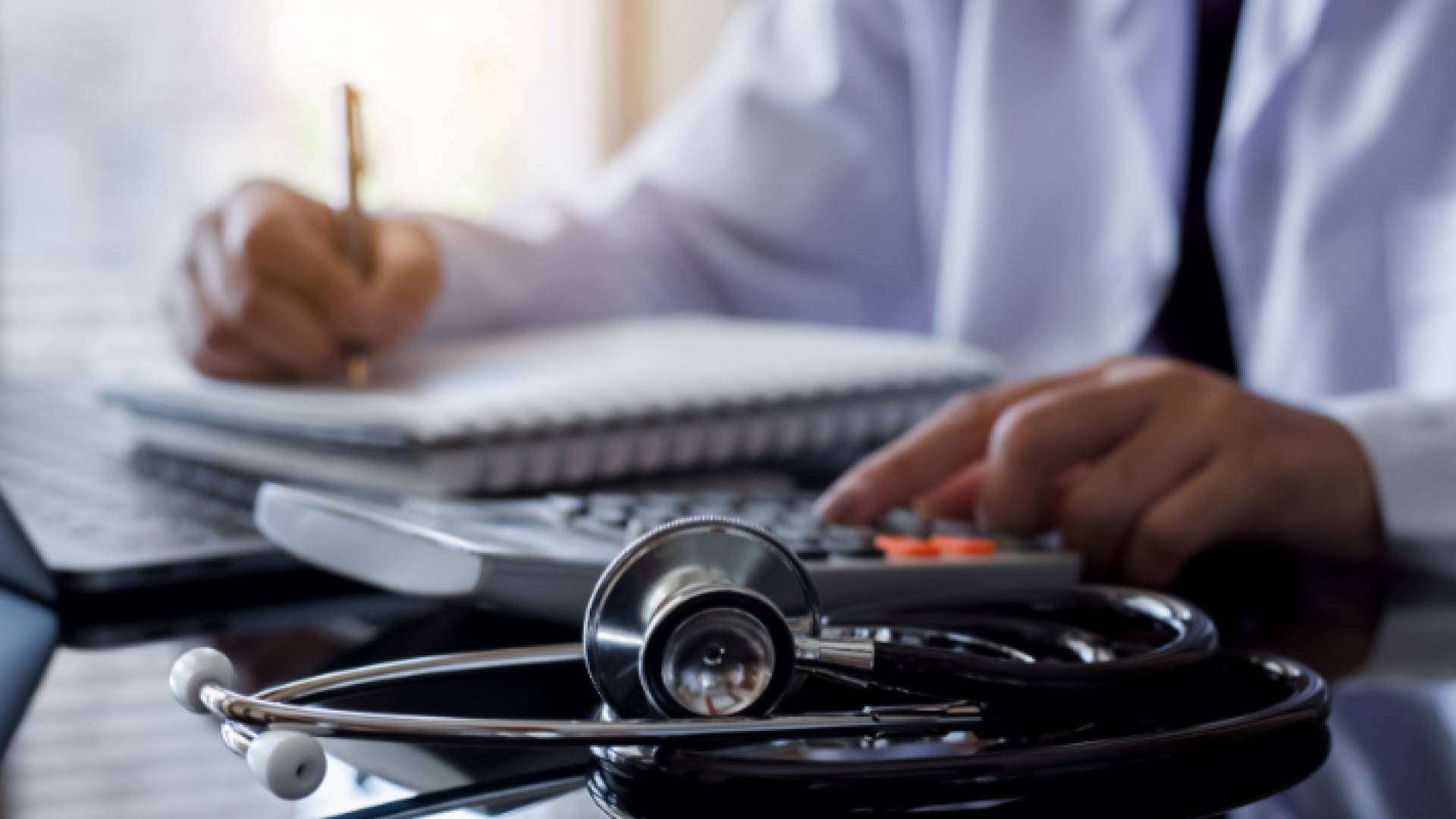 صورة تعبيرية لطبيب