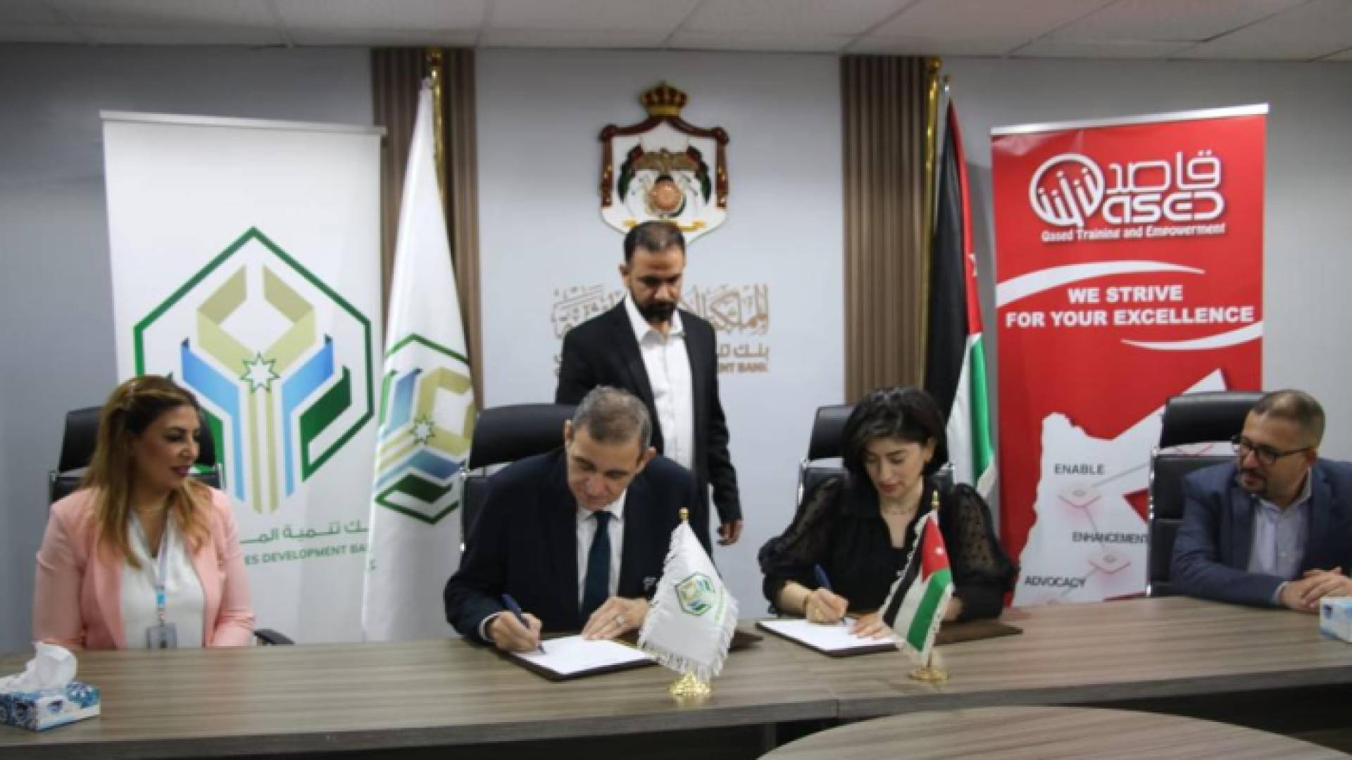 الصورة من توقيع المذكرة