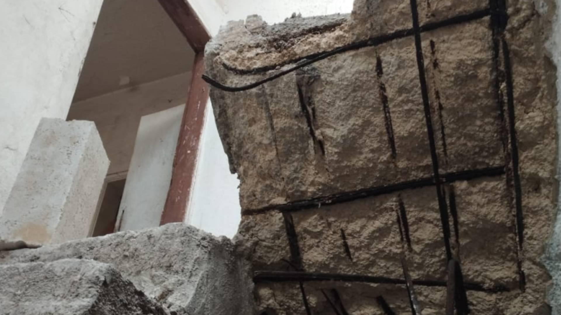 صورة الدرج المنهار