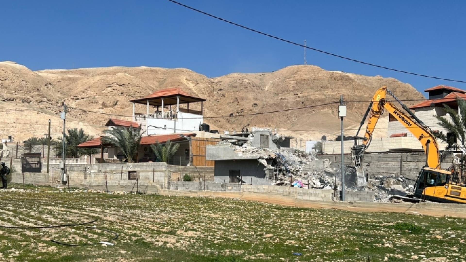 آليات الاحتلال تهدم منزل فلسطيني في الديوك التحتا