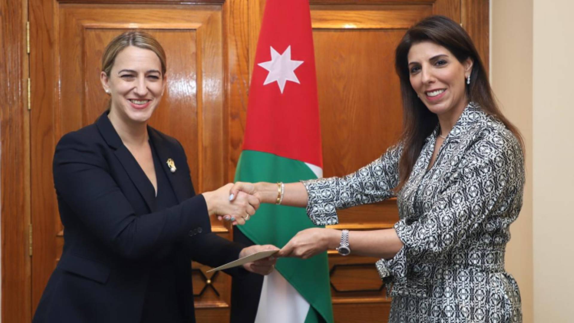 أمين عام وزارة الخارجية لينا الحديد والسفيرة الأمريكية يائيل لامبيرت