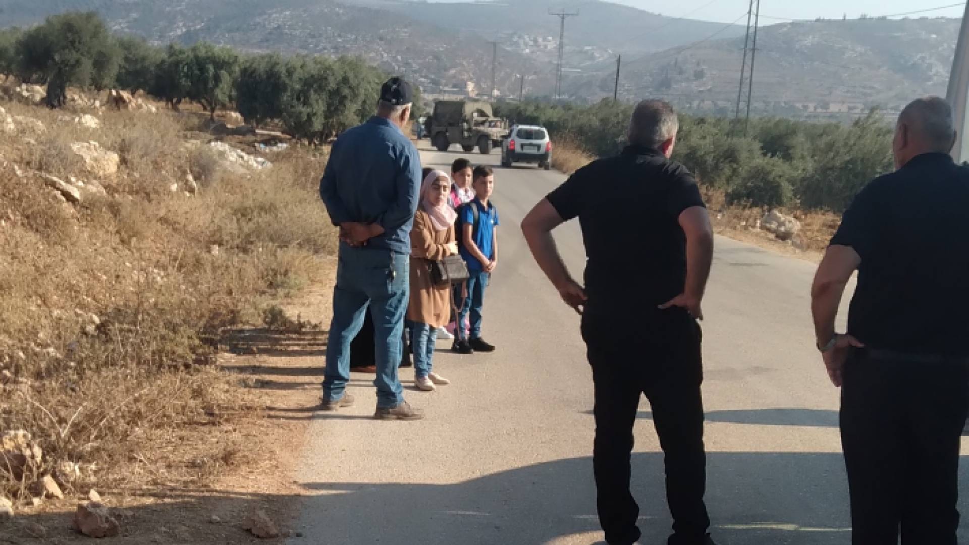 تفتيش طلبة المدارس بالقرب من حاجز حوارة