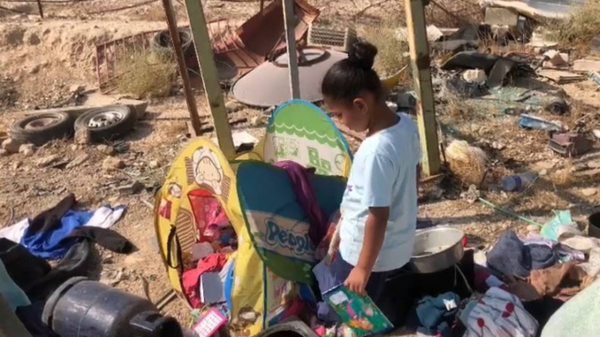 الطفلة دارين تبحث عن ألعابها من بين الركام
