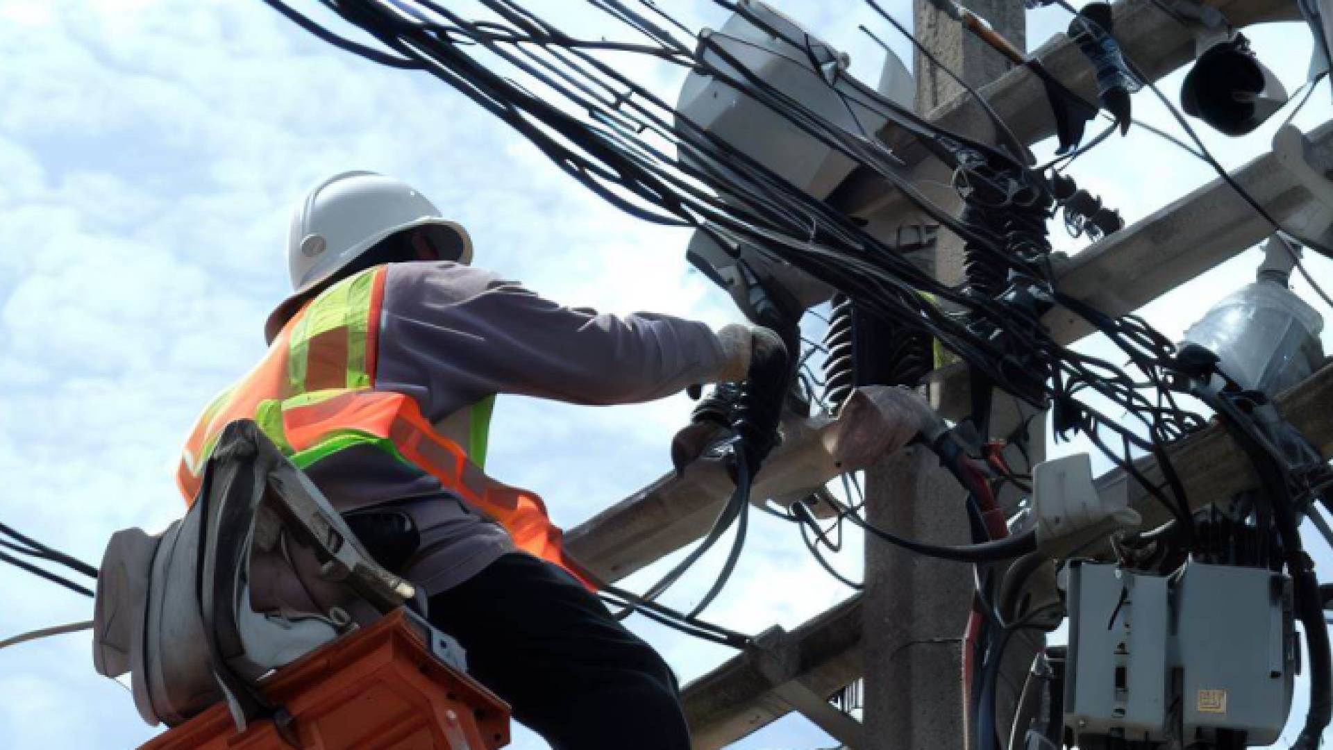 الصورة لعامل صيانة التيار الكهرباء عبر تقنية الذكاء الاصطناعي