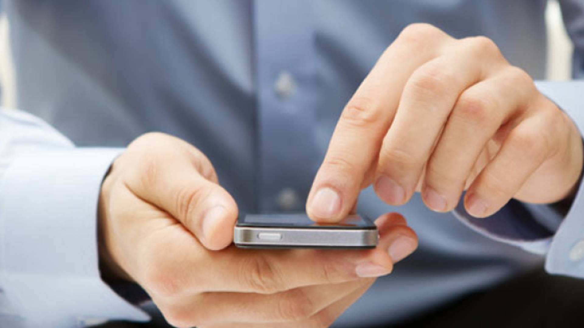 شخص يستخدم هاتفه الخلةي