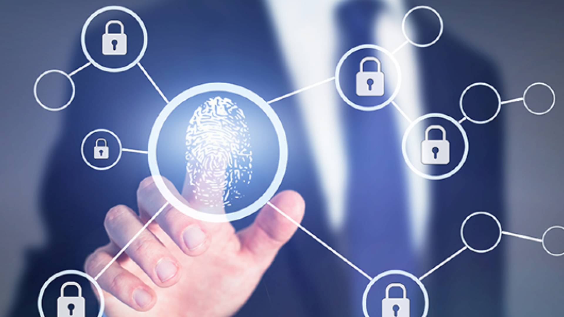 صورة تعبيرية لشخص يستخدم البيانات الشخصية عبر الحاسوب