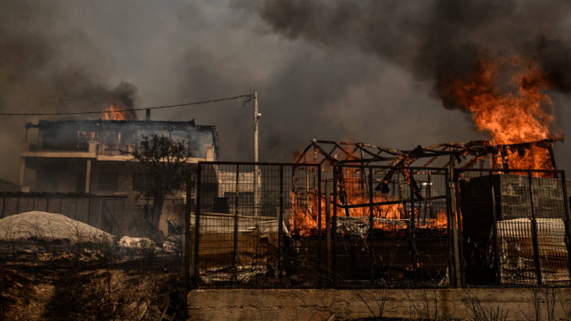 حرائق مستعرة شمال أثينا