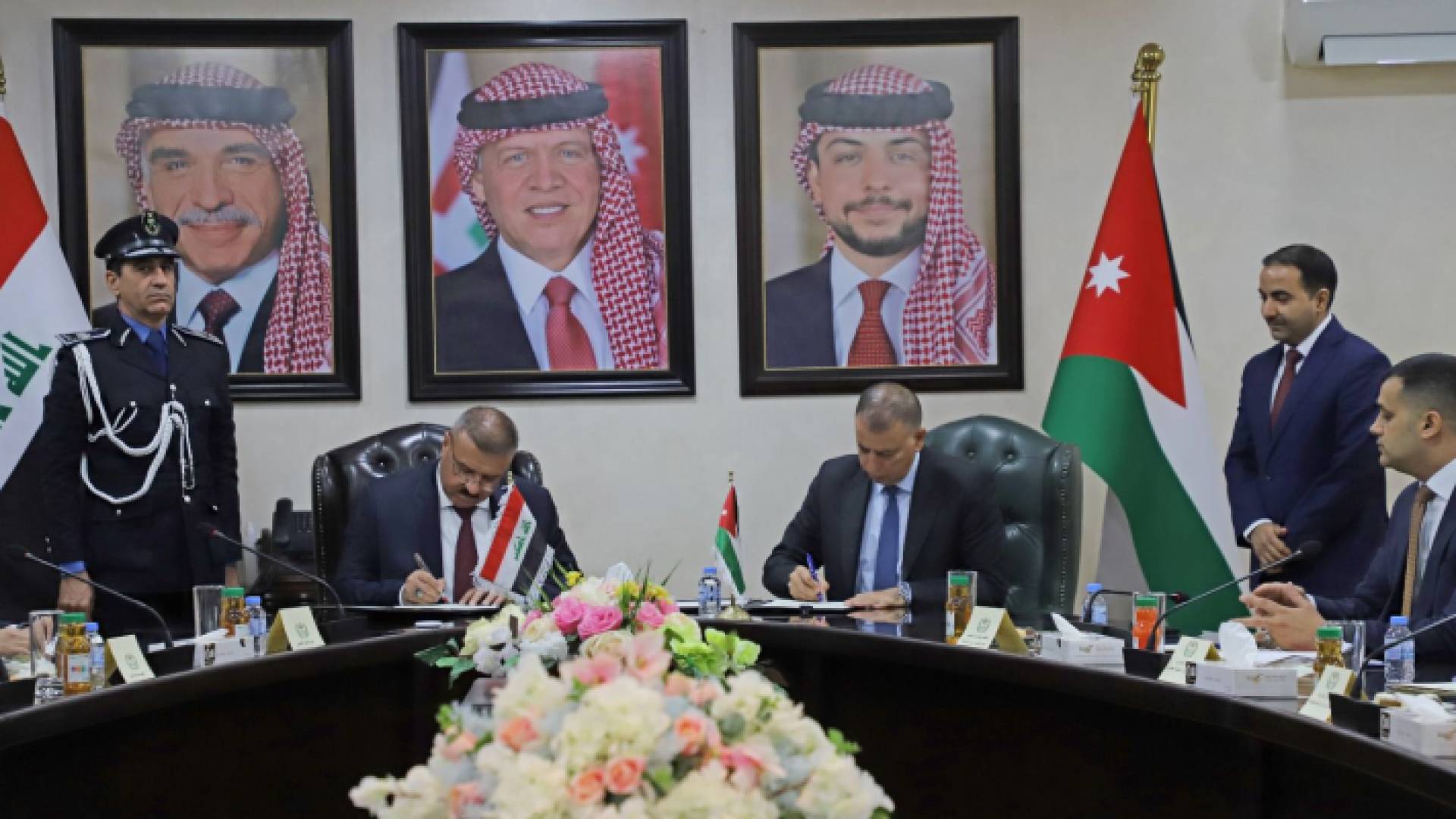 وزير الداخلية مازن الفراية ووزير الداخلية العراقي عبد الأمير الشمري أثناء توقيع المذكرة