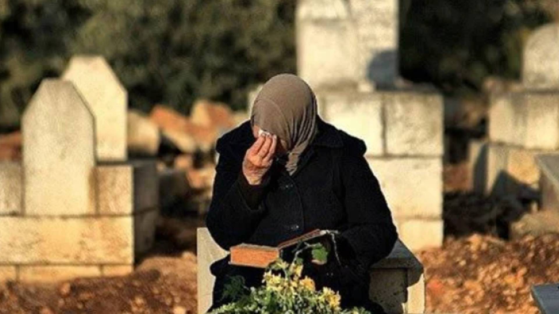 صورة تعبيرية لسيدة تبكي في إحدى المقابر