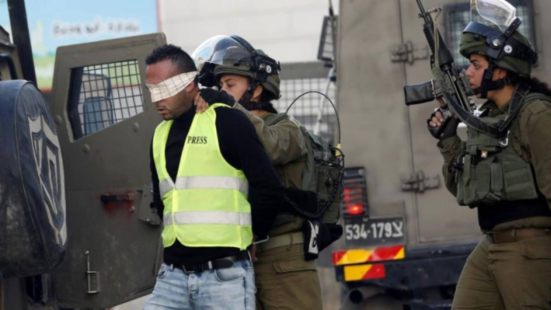 صورة أرشيفية لعناصر من الاحتلال تعتقل فلسطينيا