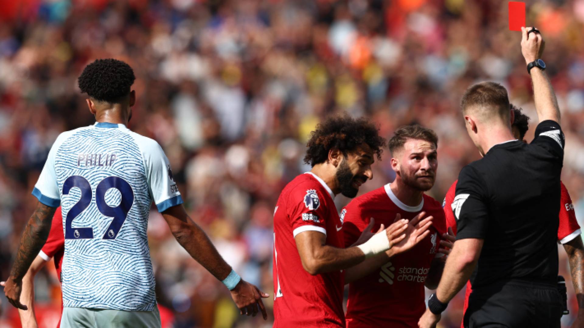 صورة طرد اللاعب ماك اليستر