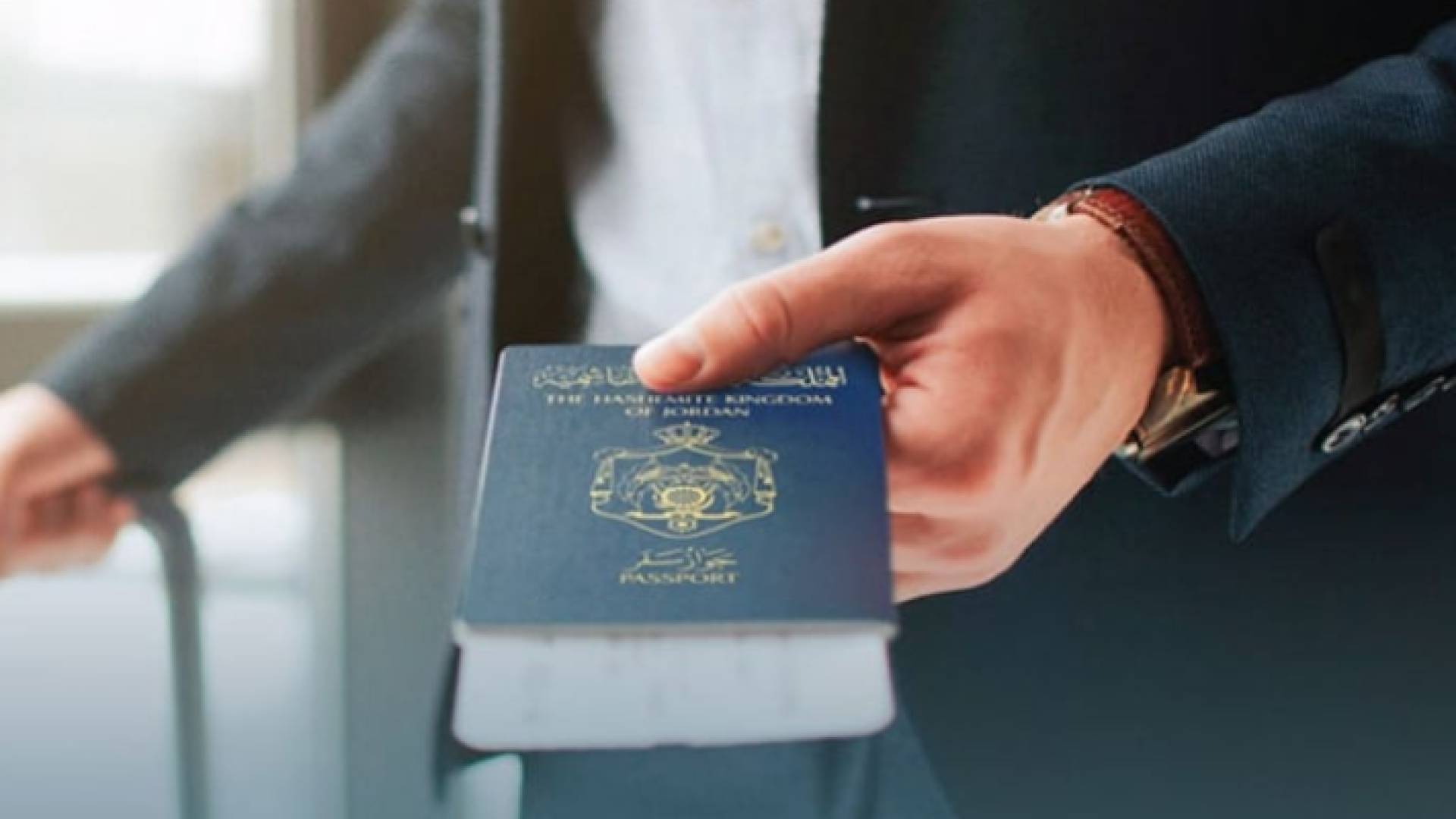 شخص يحمل جواز سفر أردني