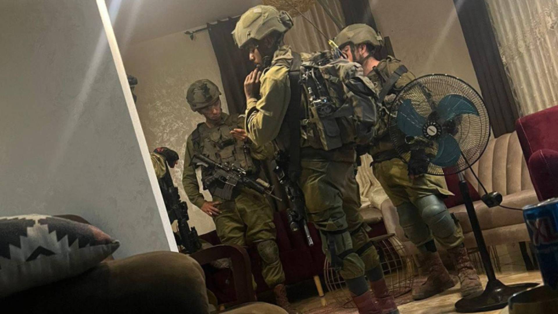 عناصر من قوات الاحتلال أثناء مداهمة منزل فلسطيني