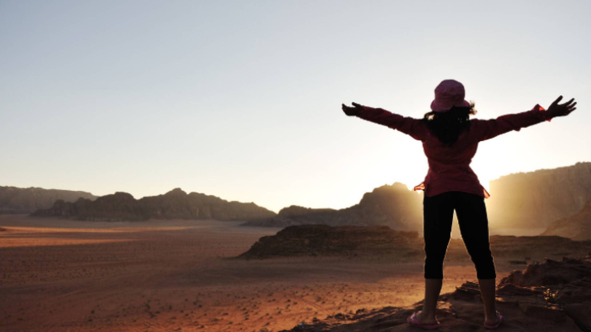 سيدة تتمتع بالأجواء الصيفية العادية