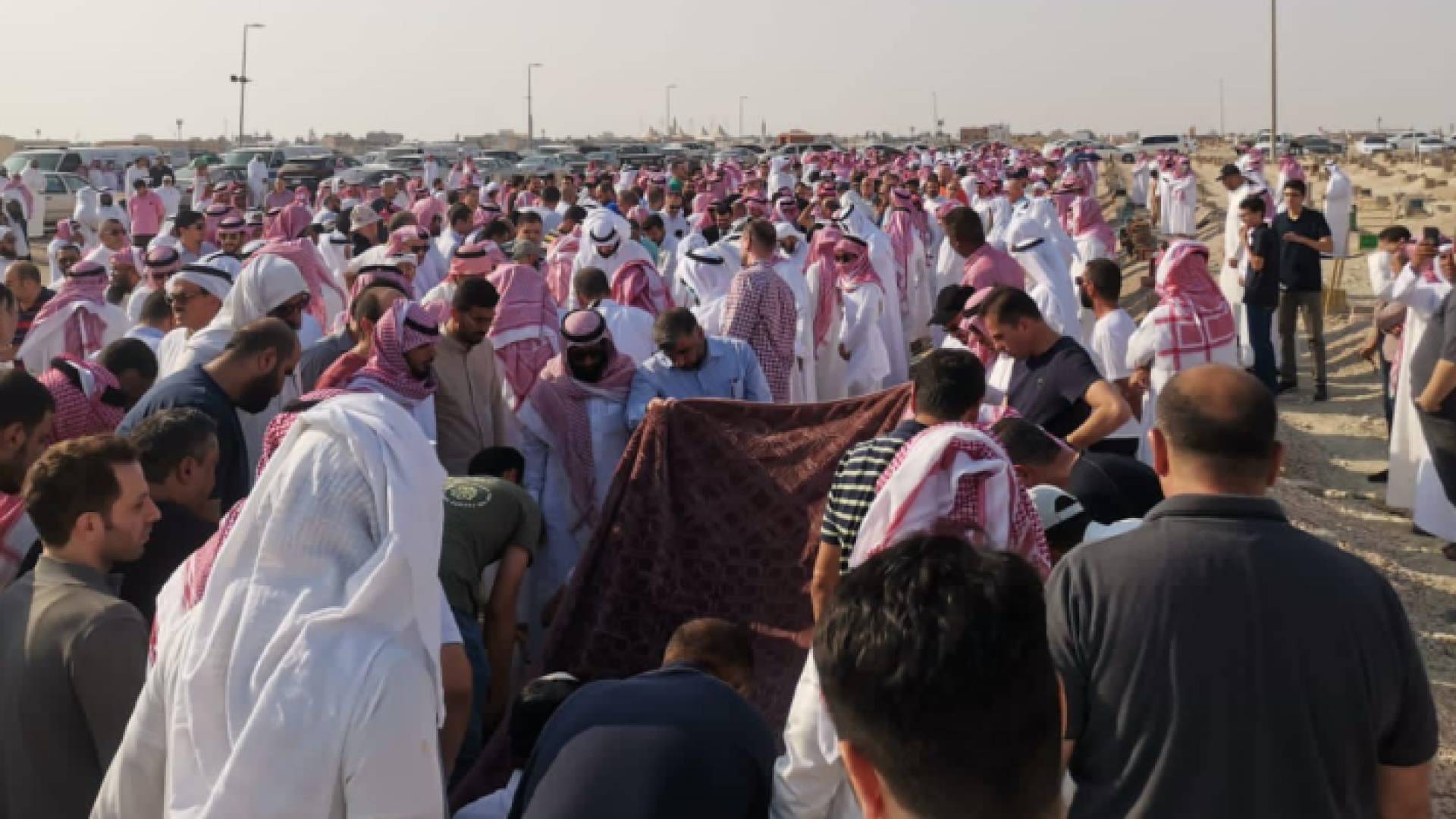 حشود تشارك بتشييع جثمان العائلة الأردنية في السعودية