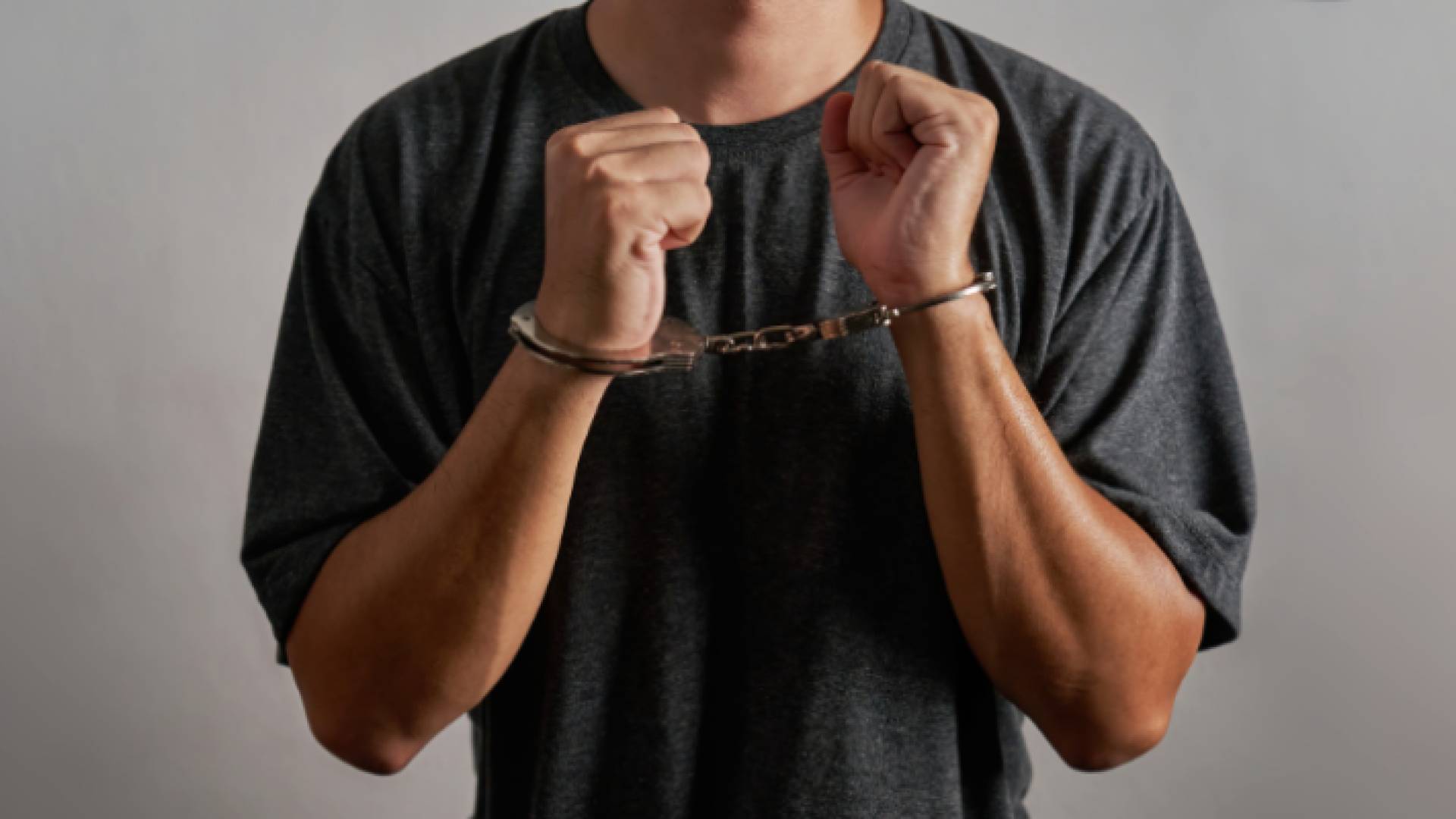 شاب مكبل اليدين